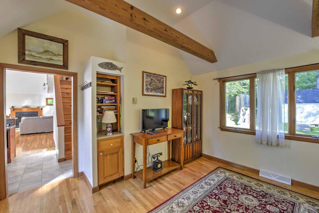 East Falmouth Home With Deck And Grill 4 Mi To Beach! 외부 사진