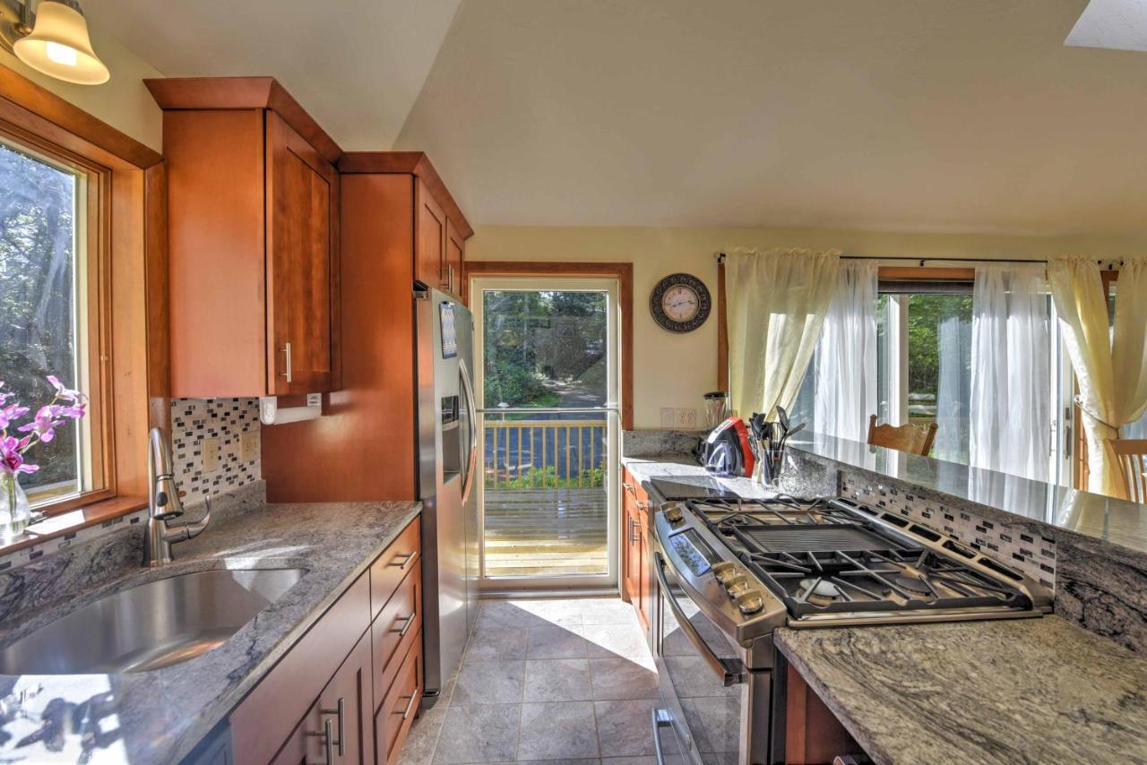East Falmouth Home With Deck And Grill 4 Mi To Beach! 외부 사진