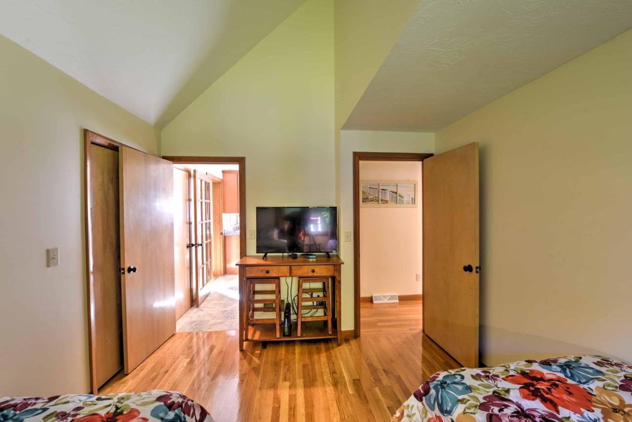 East Falmouth Home With Deck And Grill 4 Mi To Beach! 외부 사진